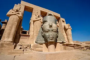Standbeeld van Ramses II bij de Ramesseum-tempel in Luxor